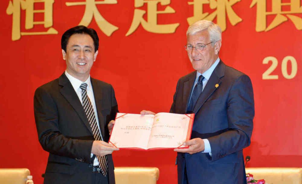 萧初然叹了口气，拉这叶辰的衣袖，说：走吧，咱们去别的地方看看。